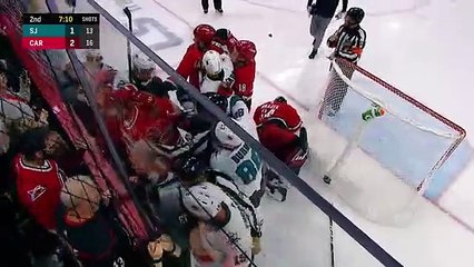 Este jugador de hockey derriba de un solo golpe al portero rival en un partido de la NHL