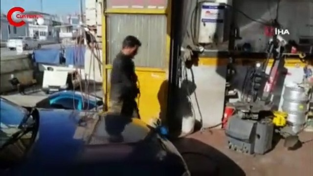 Canlı yayında tamir ettiği lastik patladı: Metrelerce savruldu!