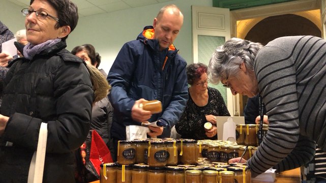Plus de 200 personnes à la vente de miel de Vannes