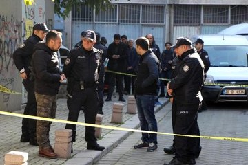 İki ev arkadaşını boğazından bıçaklayıp polise teslim oldu
