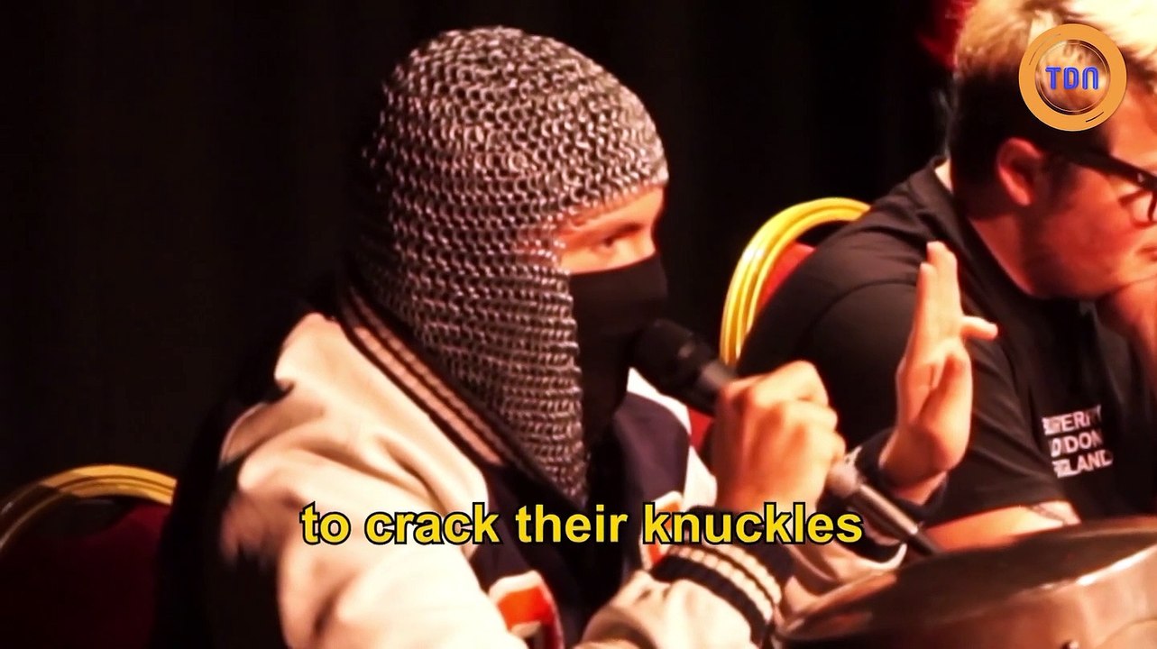 Des centaines de personnes craquent leurs doigts en même temps