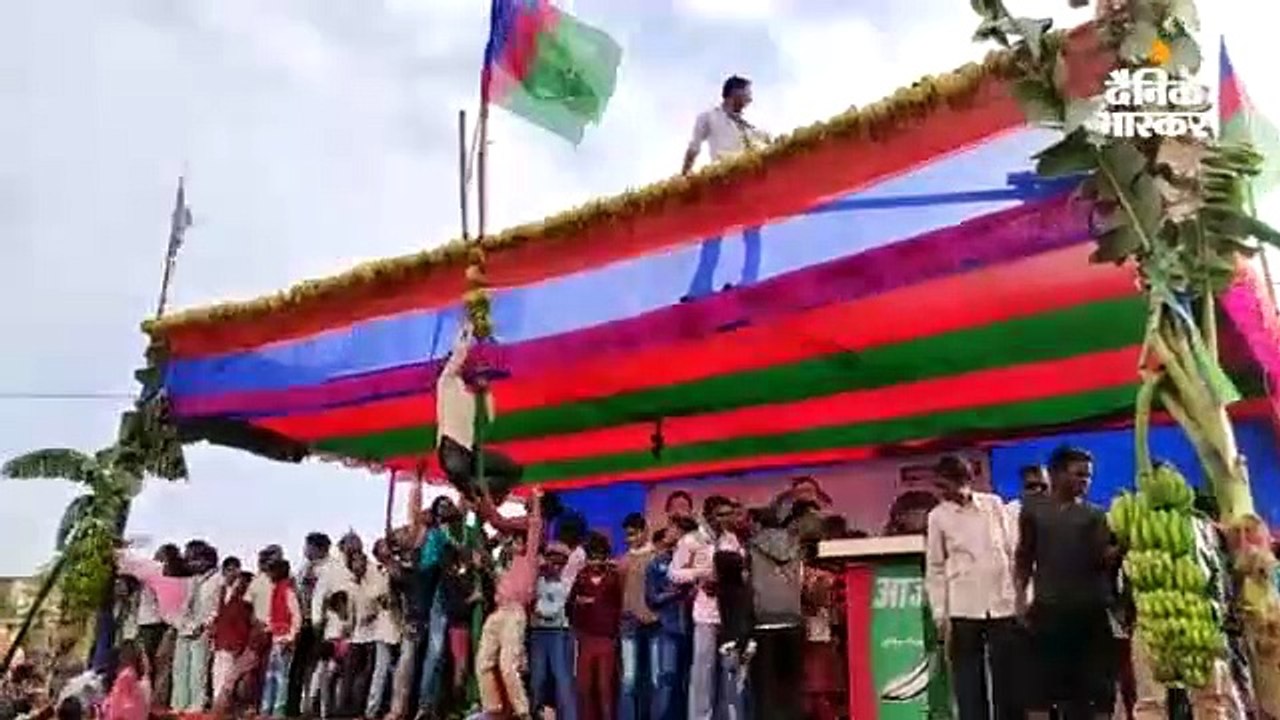 आजसू की सभा खत्म होते ही केले के लिए मची अफरा-त...