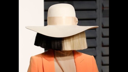 Sia takes off iconic wig as she goes undercover to pay for people&#39;s shopping