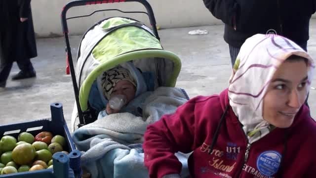 Pazarcı Melike , ekmek parası kazandığı pazarda çocuğunu da büyütüyor