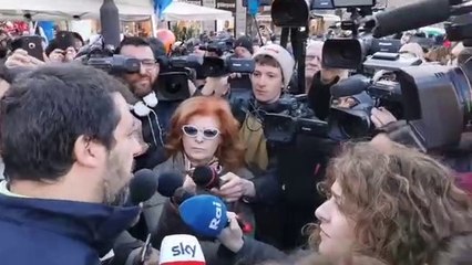 Скачать видео: Matteo Salvini ai gazebo per le firme contro il Mes: 