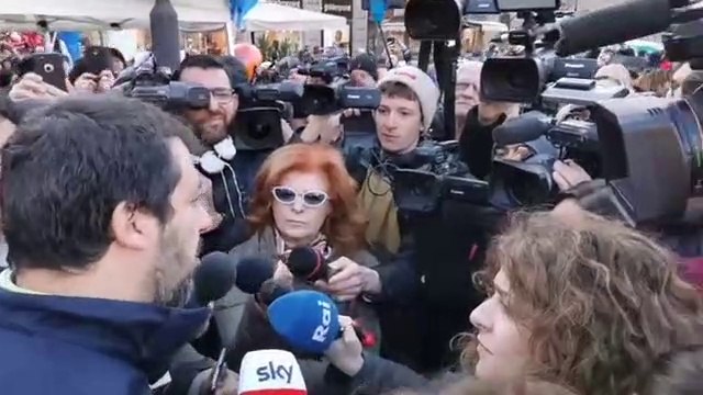 Matteo Salvini ai gazebo per le firme contro il Mes: Ora Conte tolga il disturbo - Il leader della Lega all'attacco: Il Governo sta insieme con lo scotch, Mattarella prenda atto