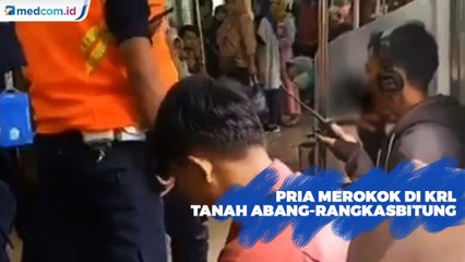 Viral! Pria Merokok di Dalam Rangkaian KRL Tanah Abang-Rangkasbitung