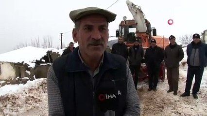 Karla kapanan köy yolları 24 saat aralıksız çalışılarak açıldı