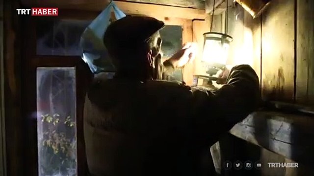 Öğrenciler üşümesin diye her sabah durağı sobayla ısıtıyor