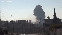 مقتل 19 مدنياً بينهم 8 أطفال في قصف جوي شنته طائرات روسية وسورية بمحافظة إدلب