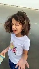 سابق کرکٹر شاہد آفریدی اپنی بیٹیوں کے ساتھ سی ویو ساحل پہ سیر کیلئے گئے تو انہیں قرآنی اوراق جابجا بکھرے پڑے ملے جو غالبا کسی نے پانی میں بہا دئیے تھے ،مگر لہروں کیساتھ واپس ساحل پہ آگئے ۔دیکھیں اس پہ شاہد آفریدی کا ویڈیو پ