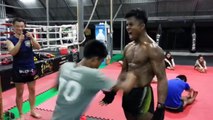 L'entrainement de ce champion de boxe Thaï est intense