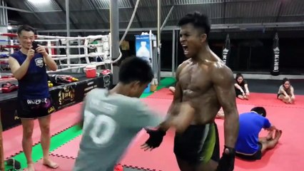 L'entrainement de ce champion de boxe Thaï est intense