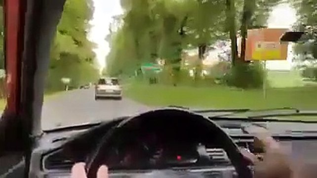 Ce conducteur va avoir une grosse frayeur en doublant