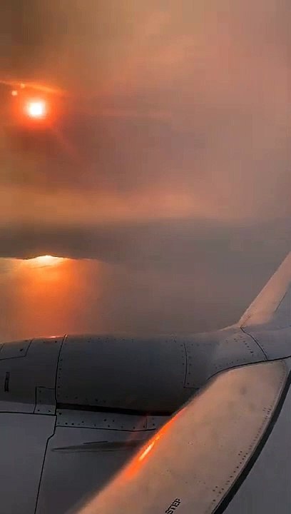 Il filme le passage de son avion au dessus de Sydney pendant les incendies en Australie