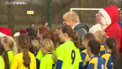 Do relvado ao balcão de café, campanha eleitoral avança no Reino Unido