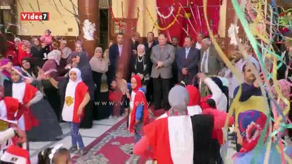 محافظ أسيوط يوزع كسوة شتوية لدارى رعاية بنين وفتيات