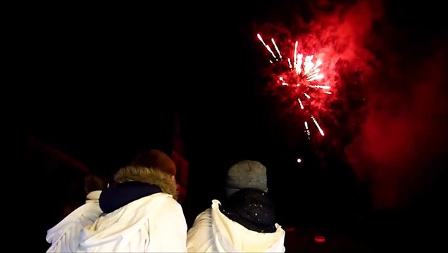 Les trois petits enfants de la Saint Nicolas devant l'église éponyme et le feu d'artifice à Neufchâteau