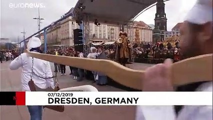 شاهد: عرض إحدى أكبر كعكات "شتولن" في مدينة درسدن الألمانية