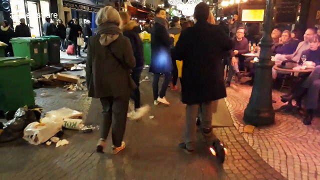 Yellow Vest protesters in Paris set fire to garbage in latest protests
