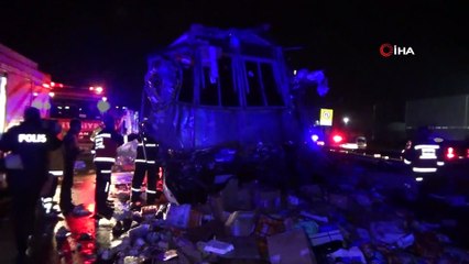 Kargo kamyonu ile yolcu otobüsü çarpıştı; 2 ölü 26 yaralı