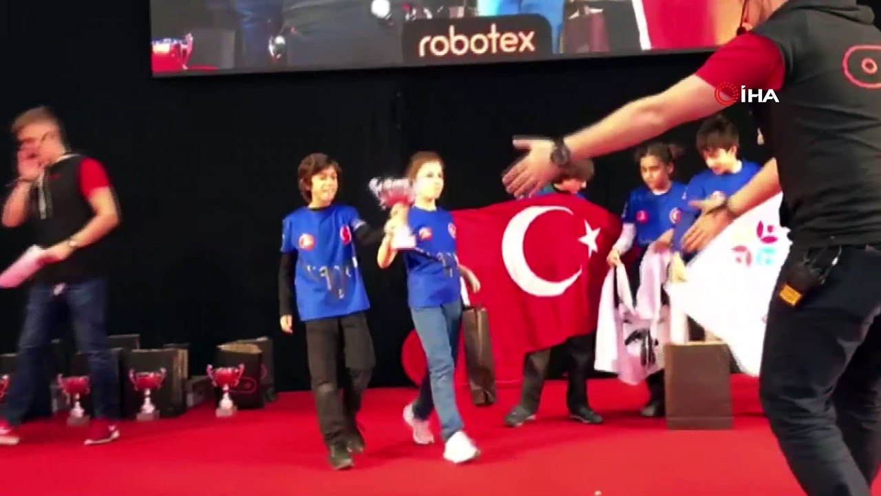 Estonya’da düzenlenen robot yarışmasında dünya şampiyonu oldular