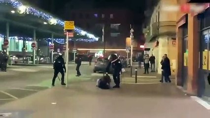 Fransız polisi göstericiye böyle tekme attı