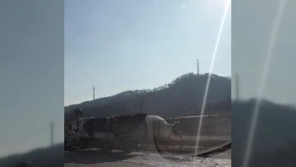 경부고속도로서 달리던 화물차 넘어져...한때 1개 차로 통제 / YTN