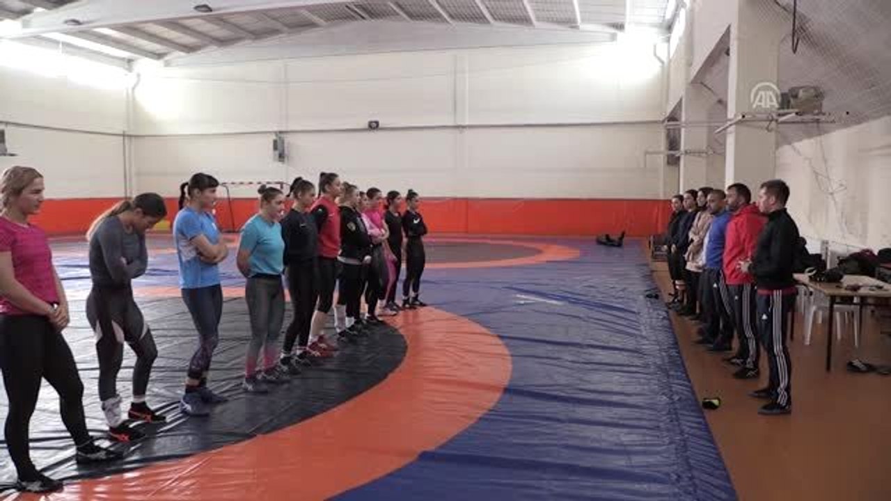 Kadın güreşçiler olimpiyatlarda madalya alarak tarih yazmak istiyor