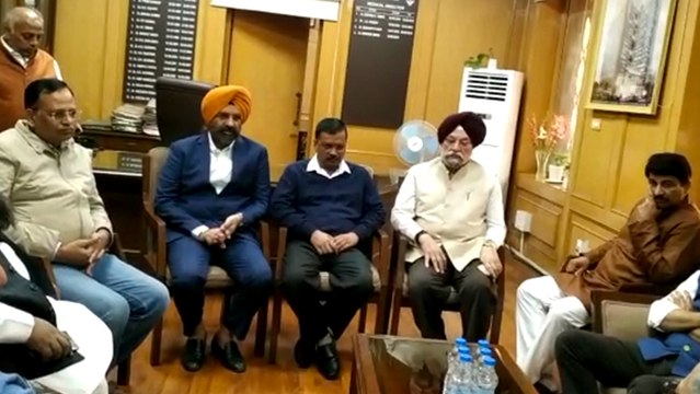 Delhi CM Kejriwal, Delhi BJP chief Manoj Tiwari at the site of fire incident