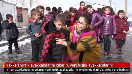 Hakkari yırtık ayakkabılarını çıkarıp, yeni kışlık ayakkabılarını giydiler