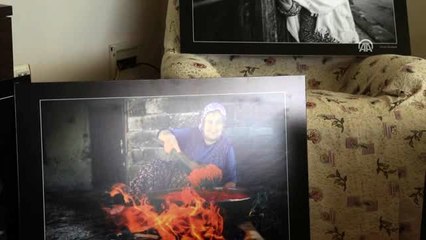 Hemşire Şenay kadrajına giren yaşlıları fotoğraflarıyla mutlu ediyor