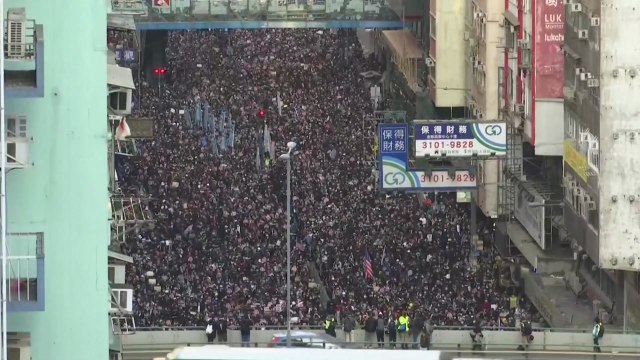 홍콩 구의원 선거 후 '최대 규모' 행진...충돌 우려 / YTN