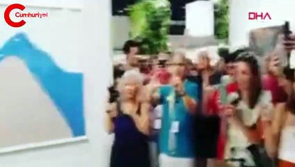 120 bin dolara satılan 'sanat eseri'ndeki muzu yedi