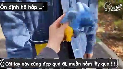 Cô gái theo đuổi crush bằng cách mỗi lần gặp liền tặng một món đồ mà chủ yếu...