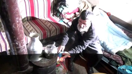 Haraba gibi evde kimsesiz yaşayan yaşlı adam yardım bekliyor