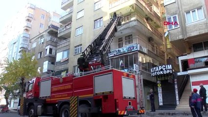 Descargar video: Diyarbakır evde bayılan yakını için itfaiye merdiveniyle balkona çıkıp, camı kırdı -