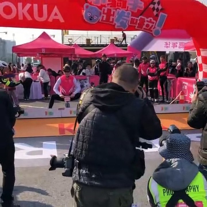 Cycling - Alberto Contador vs Andy Schleck... on children's bikes