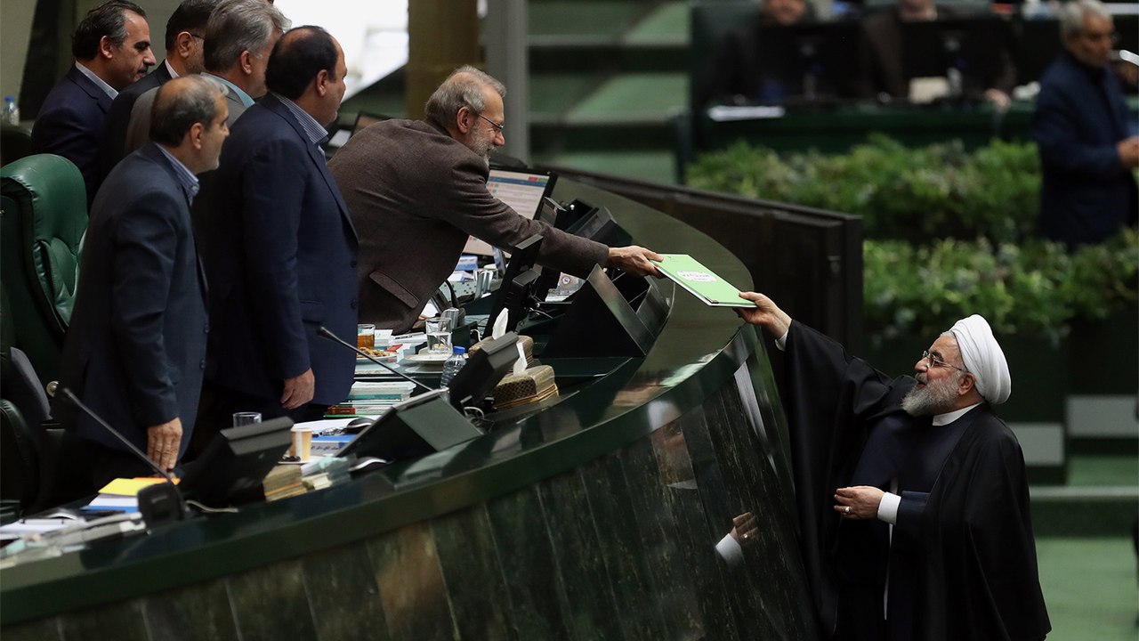 الرئيس الإيراني يقدم إلى البرلمان ميزانية جديدة...