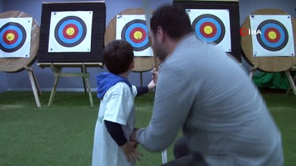 Çocuklarıyla birlikte şampiyonluk için ok attılar