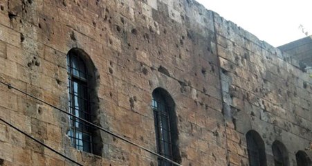 Duvar yıkılınca, Fransızlarla yaşanan çatışmanın izleri ortaya çıktı