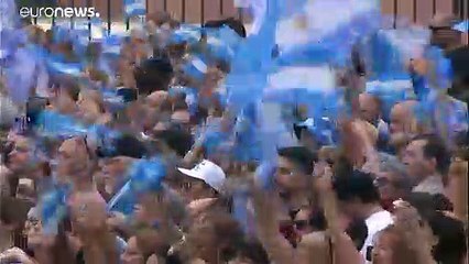 Mauricio Macri se despide de la presidencia acompañado de miles de seguidores