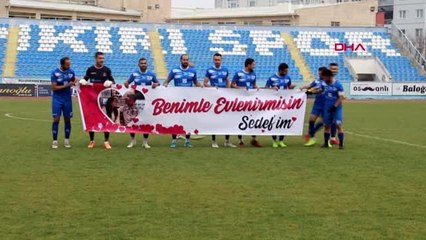 Spor yeşil sahada sürpriz evlilik teklifi