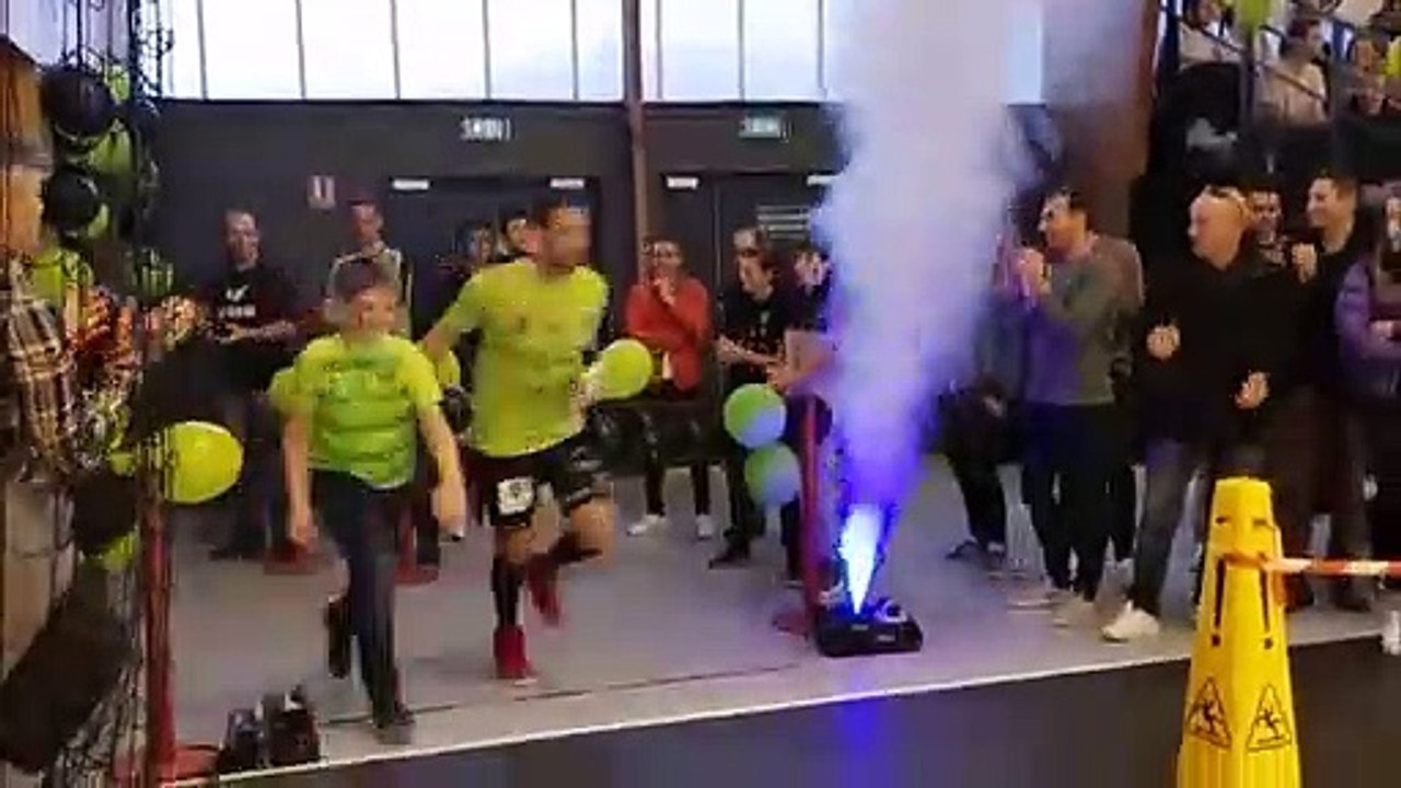 Handball : entrée sur le terrain de l'équipe d'Annecy-le-Vieux qui affronte Montpellier