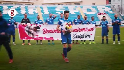 Yeşil sahada sürpriz evlilik teklifi