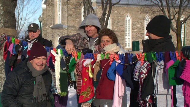 Une Corde à Linge pour partager vêtements... et nourriture cet hiver