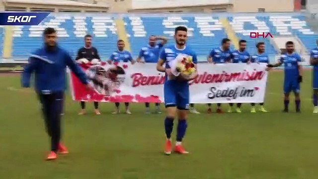 Yeşil sahada sürpriz evlilik teklifi