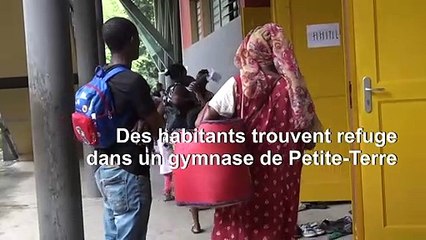 Cyclone Belna: des Mahorais trouvent refuge dans un gymnase