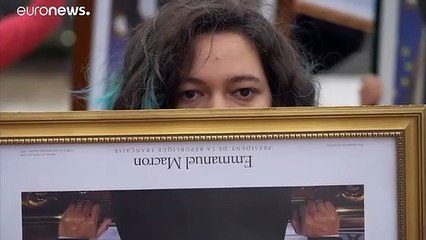 Elnöki portrékkal tüntettek Párizsban