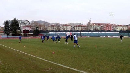 Futbolcudan sahada sürpriz evlilik teklifi